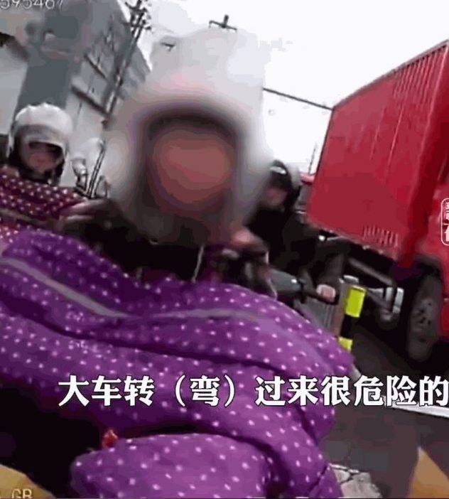 交警勸阻不要越綫:大車轉過來很危險 大媽下秒捲入大貨車底