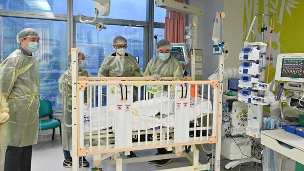 盧寵茂探望於去年底成功進行移植手術，接受首宗內地腦死亡幼童跨境無償捐贈者心臟的五個月大女嬰。（政府新聞網）