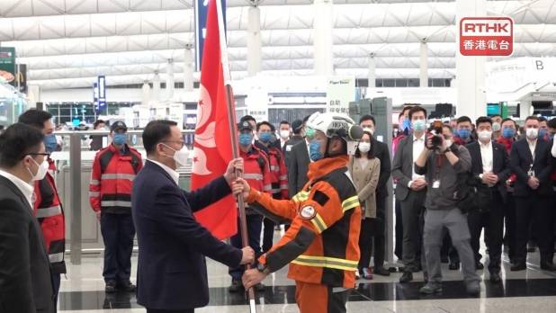 署理行政長官陳國基到機場送行，並主持授旗儀式。（孔令輝攝）