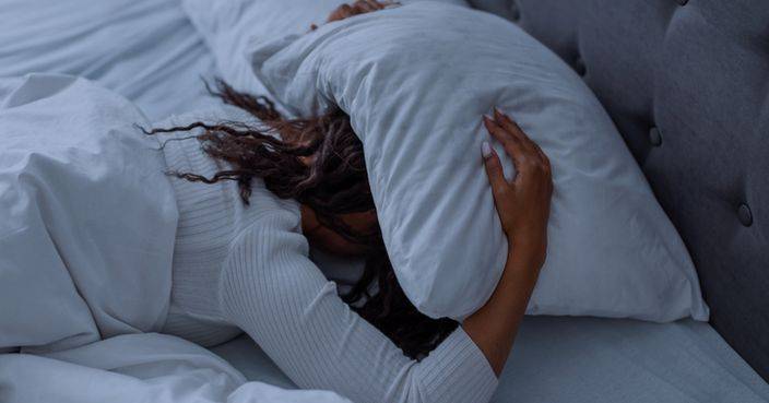 Wearing an eye mask while sleeping can improve memory, work efficiency, and deep sleep quality. Lack of sleep can lead to eight health risks.