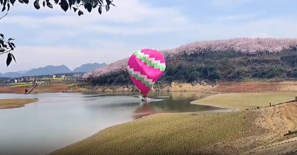 熱氣球墜湖︱貴州景區熱氣球失控  7遊客墮湖  驚險畫面曝光　