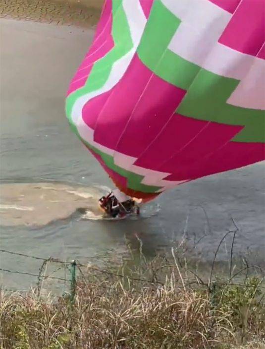 熱氣球墜湖︱貴州景區熱氣球失控  7遊客墮湖  驚險畫面曝光　