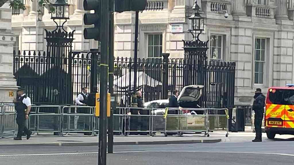 倫敦私家車撞向唐寧街大閘 警方拘捕一名男子