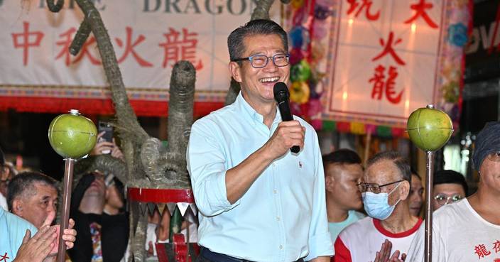 大坑舞火龍遊走大街小巷  陳茂波：本港走出疫情一路向好