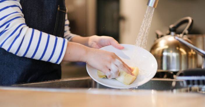 月入6千港女與八旬父母租坪輋村屋欲申請公屋 網民質疑：點夠生活？