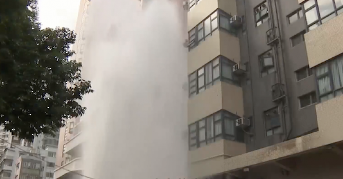 油麻地眾坊街爆水管噴十米高水柱 部分行車線一度封閉