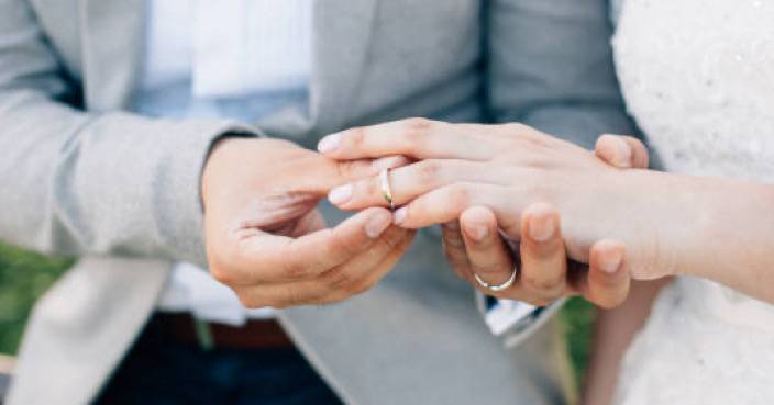 台男無錢結婚求助屋企人 母直言：沒能力就去入贅！網民讚成