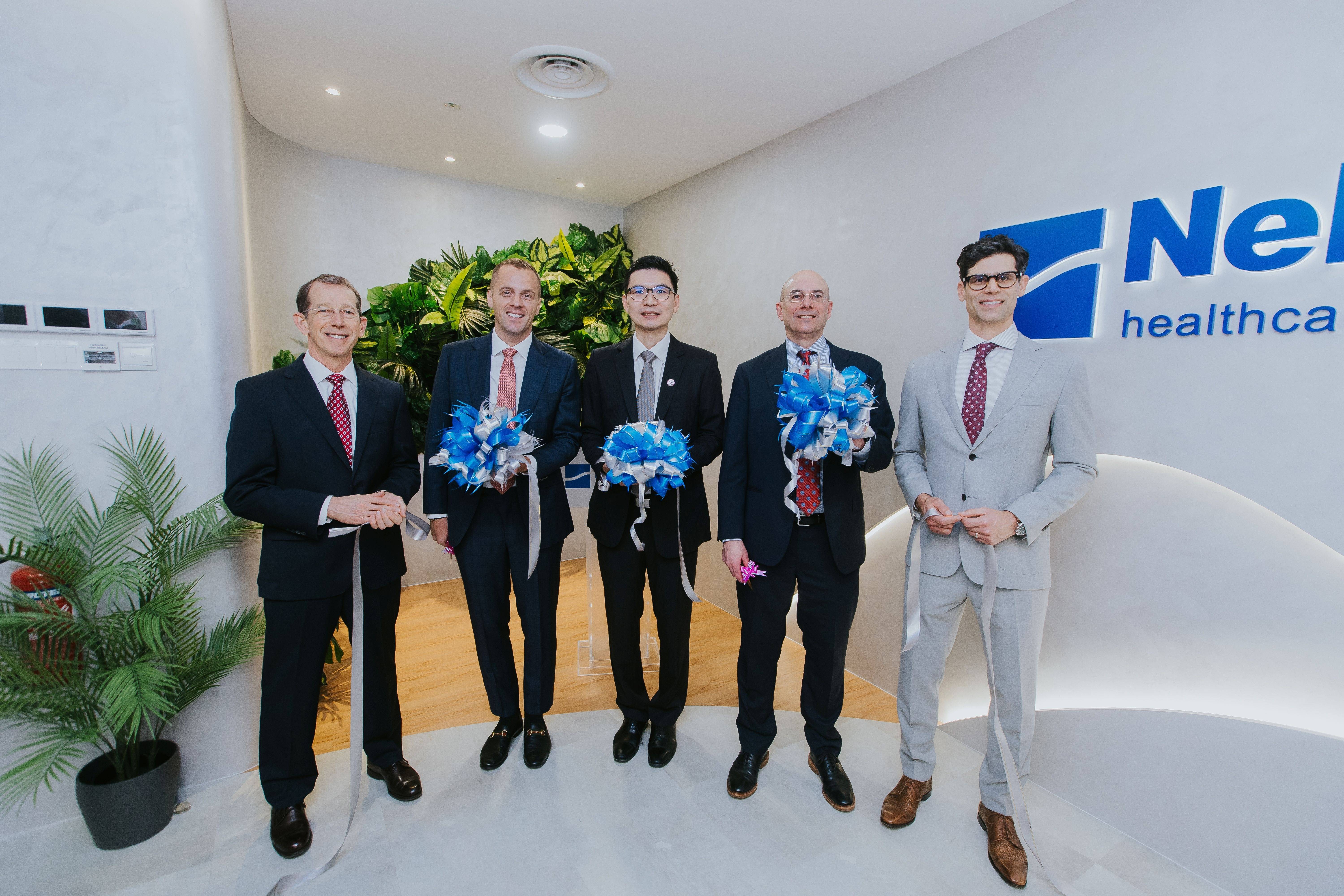 (L-R) Nelipak 主席 Roger Prevot, Nelipak亞太區副總裁兼總經理Aldin Velic, 新加坡經濟發展局(EDB)司長 蘇浩雲, Nelipak 首席執行官 Pat Chambliss, Nelipak 商業發展副總裁 Sean Patel 