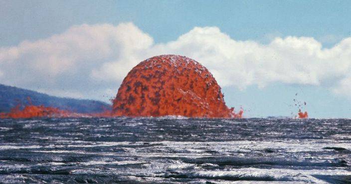 海面驚現巨型岩漿球奇景  網民：草莓冰球好誘人